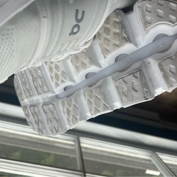 On Cloud Running White Low-Top Mesh Trainer 8.5 - Picture 14 of 15